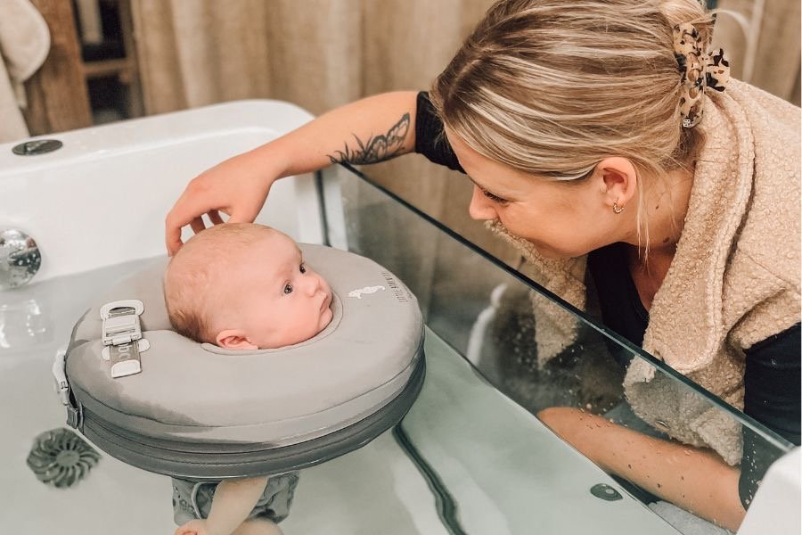 Dit is de perfecte wellness-belevenis voor een baby en de ouders van een baby, waarbij de baby natuurlijk in het middelpunt staat en heerlijk mag genieten en ontspannen van het floaten en een massage. Een bezoekje aan de baby-spa is niet alleen leuk en gezellig, maar heeft ook nog veel voordelen.
